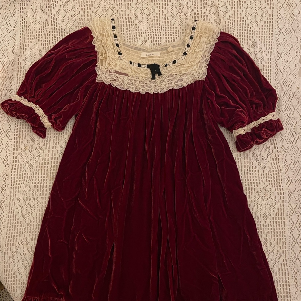 Dôen Red Velvet Dress with Lace Collar